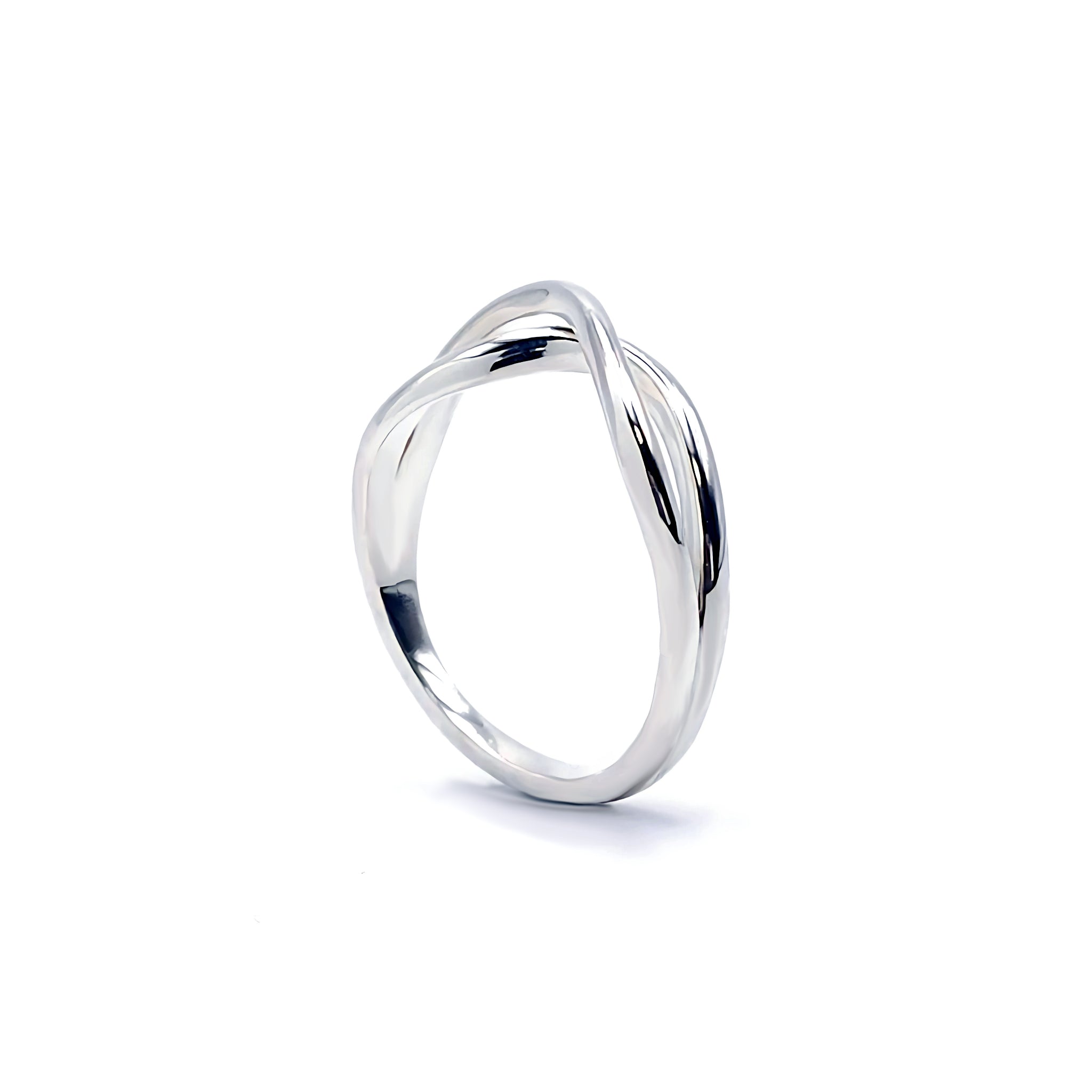 クロスしたシルバー素材の指輪