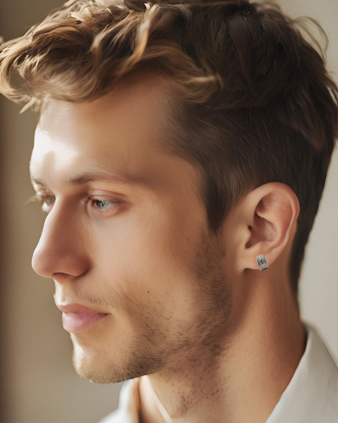 透かし模様のプラチナのイヤカフを着けた男性
