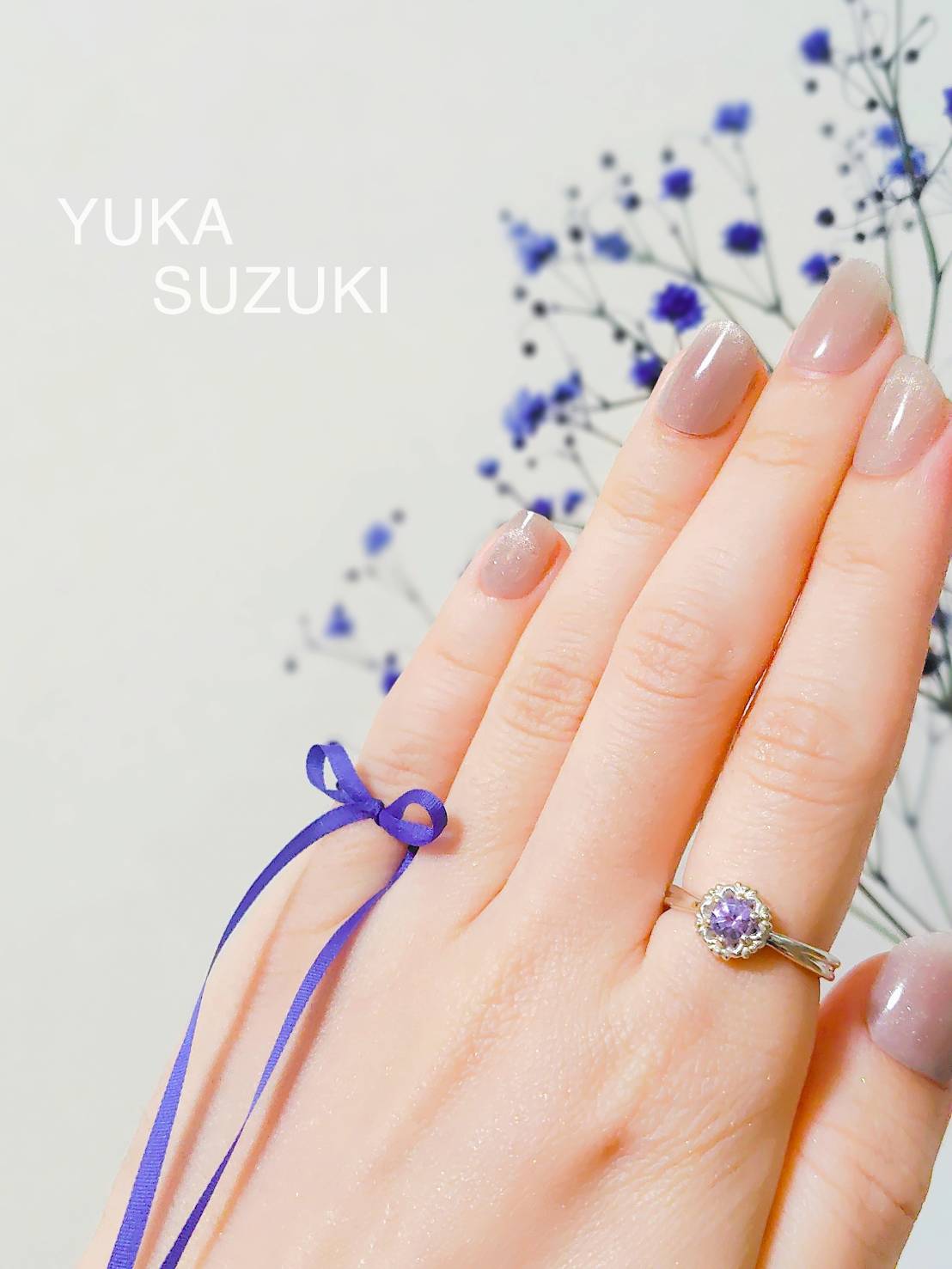 タンザナイトをセットした指輪を指に着けた画像